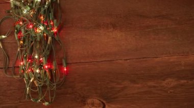ahşap zemin üzerinde yanıp sönen garland. Noel arka plan