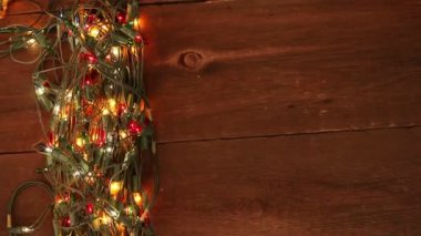 ahşap zemin üzerinde yanıp sönen garland. Noel arka plan
