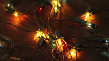 ahşap yerde yatarken garland yanıp sönen. Noel arka plan