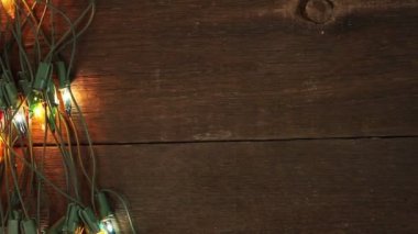 ahşap zemin üzerinde yanıp sönen garland. Noel arka plan