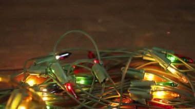 ahşap zemin üzerinde yanıp sönen garland. Noel arka plan