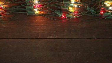 ahşap zemin üzerinde yanıp sönen garland. Noel arka plan