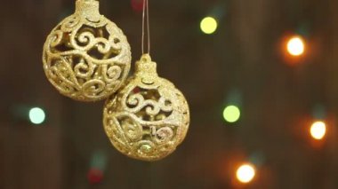 çelenk yanıp sönen arka plan üzerinde hassas altın top. Noel arka plan