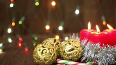 yanan mumlar ve bir ağaç arka plan üzerinde Noel süsleri.