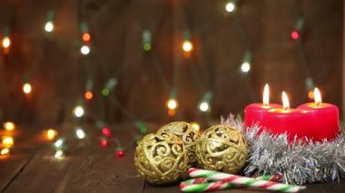 yanan mumlar ve bir ağaç arka plan üzerinde Noel süsleri.