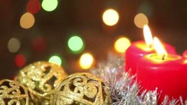 yanan mumlar ve bir ağaç arka plan üzerinde Noel süsleri.