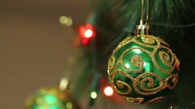 bir Noel ağacı üzerinde parıldıyor ile yeşil topu