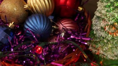 Noel topları ve yanıp sönen garland yere karışık