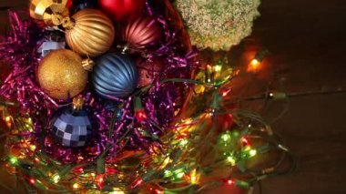 Noel topları ve yanıp sönen garland yere karışık