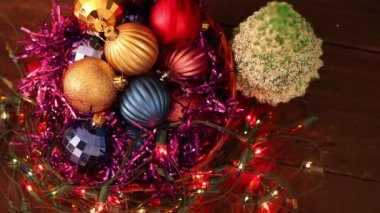 Noel topları ve yanıp sönen garland yere karışık