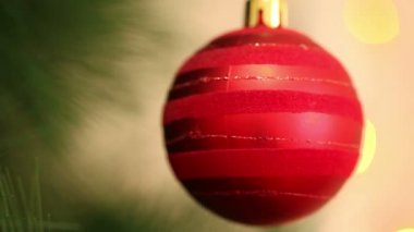 Noel ağacında asılı kırmızı top