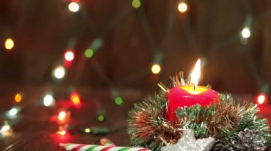 bir yanan mum ve Noel süsleri. Arka plan