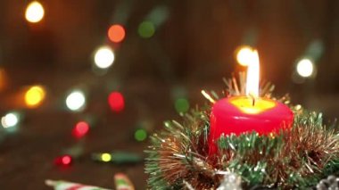 bir yanan mum ve Noel süsleri. Arka plan