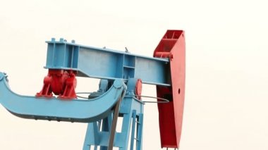 Yağ pompası bir alanda parlak bir arka plan üzerinde çalışma.