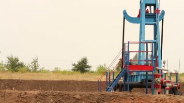 Yağ pompası bir alanda parlak bir arka plan üzerinde çalışma.