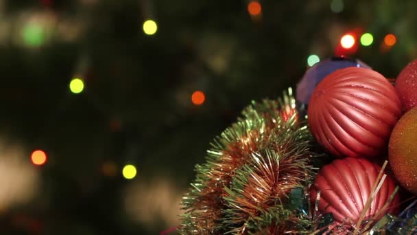 Kerstballen en Spar boom met garland knippert. Achtergrond — Stockvideo