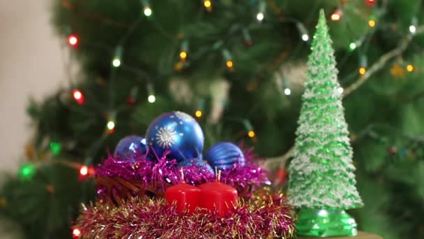 크리스마스 공 고 화 환 깜박이와 전나무 나무입니다. 배경 — 비디오