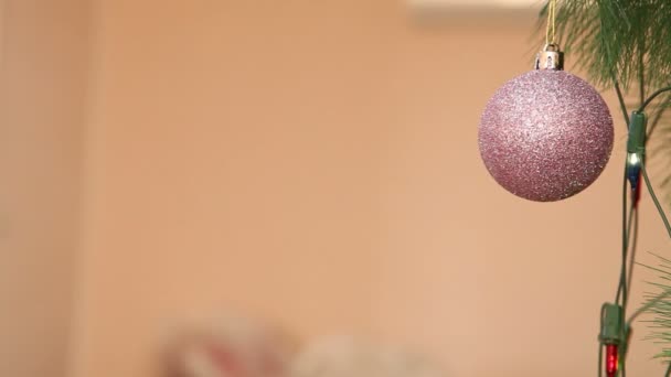 Purple ball in sequins on the Christmas tree. — Stock Video