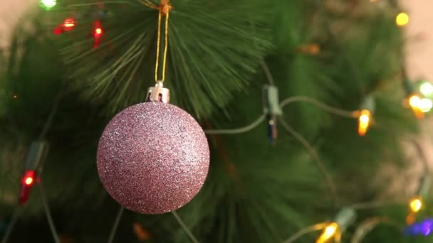 Bola roxa em lantejoulas na árvore de Natal . — Vídeo de Stock