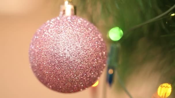 Boule violette en paillettes sur le sapin de Noël . — Video