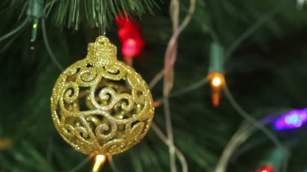 Bolas de ouro openwork em uma árvore de Natal — Vídeo de Stock
