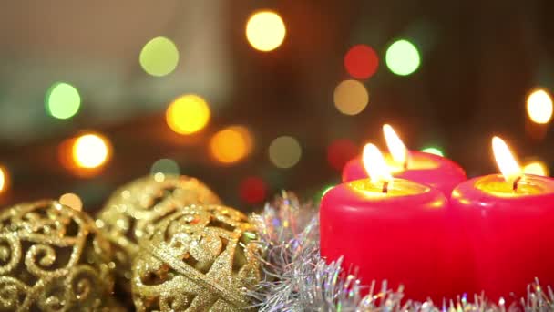 Brennende Kerzen und Weihnachtsschmuck auf einem Baumhintergrund. — Stockvideo