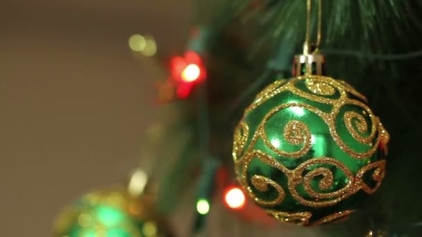 Grüne Kugel mit Funkeln auf einem Weihnachtsbaum — Stockvideo