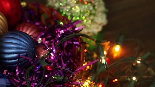Різдвяні кульки і гірлянда блимає заплутані на підлозі — стокове відео