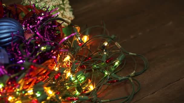 Christmas balls and garland flashing tangled on the floor — Stock Video