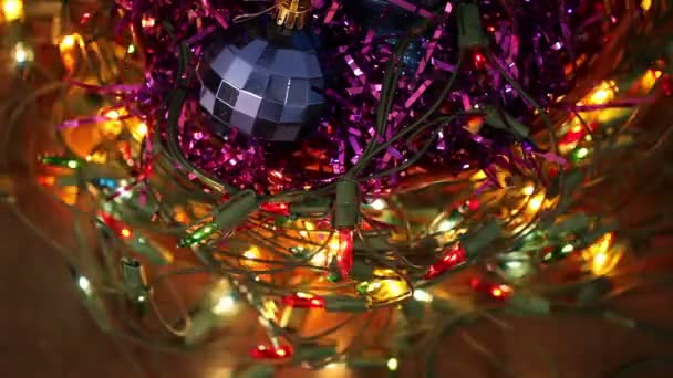 Boules de Noël et guirlande clignotantes enchevêtrées sur le sol — Video