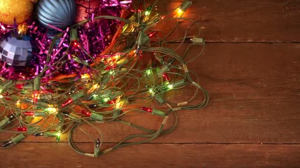 Vánoční koule a věnec blikající spletité na podlaze — Stock video