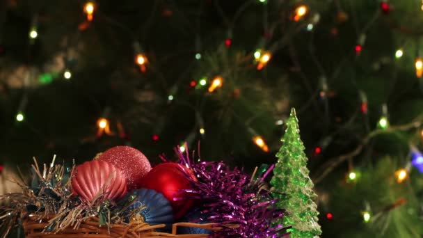 Рождественские игрушки на фоне ели с гирляндой — стоковое видео