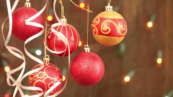 Palline rosse di Natale appese alle corde. Lampeggiante una ghirlanda sfondo sfocato — Video Stock