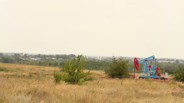 Pozo de petróleo en el campo. Paisaje — Vídeos de Stock