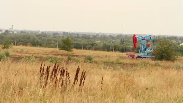 Pozo de petróleo en el campo. Paisaje — Vídeos de Stock