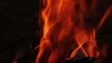 Turuncu alevler. Yanan ateşi