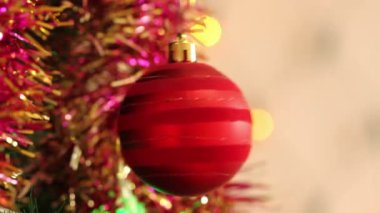 Kırmızı Top çelenk tinsel içinde yanıp sönen ile Noel ağacı üzerinde.