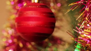Kırmızı Top çelenk tinsel içinde yanıp sönen ile Noel ağacı üzerinde.