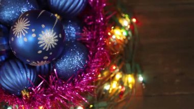 Bir hasır sepet ve garland yanıp sönen mavi topları. Noel arka plan