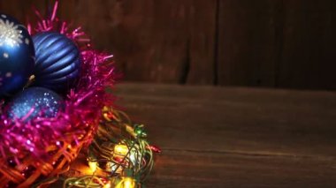 Bir hasır sepet ve garland yanıp sönen mavi topları. Noel arka plan