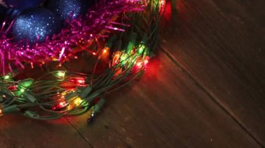 Bir hasır sepet ve garland yanıp sönen mavi topları. Noel arka plan