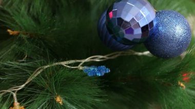 Bir sürü Noel ağacı üzerinde mavi topları. Noel arka plan