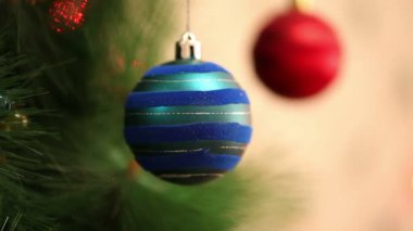 Mavi ve kırmızı topu bir Noel ağacı üzerinde.