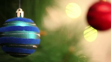 Mavi ve kırmızı topu bir Noel ağacı üzerinde.