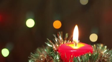 Noel mum yakma. Yanıp sönen arka plan bulanık. Noel süsleri