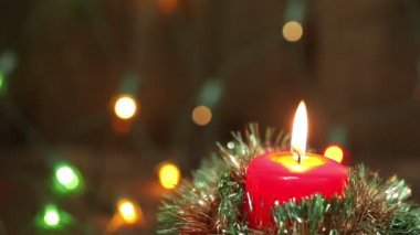 Noel mum yakma. Yanıp sönen arka plan bulanık. Noel süsleri