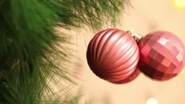 Noel ağacına asılı kırmızı topları bir demet.