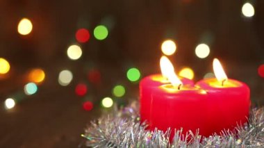 Üç yanan Noel mumlar. Noel çelenk ile arka plan bulanık