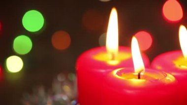 Üç yanan Noel mumlar. Noel çelenk ile arka plan bulanık