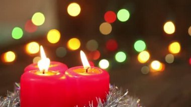 Üç yanan Noel mumlar. Noel çelenk ile arka plan bulanık